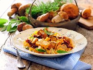 Рецепта Паста папарделе с пилешко филе (гърди), бекон, течна готварска сметана, сушени домати и гъби (или фетучини, талиатели)